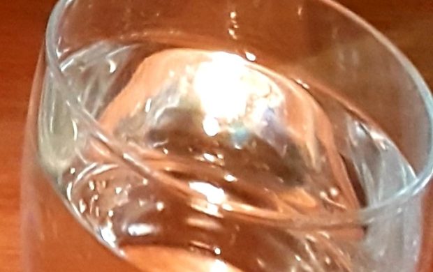 Detalle de un vaso con agua.