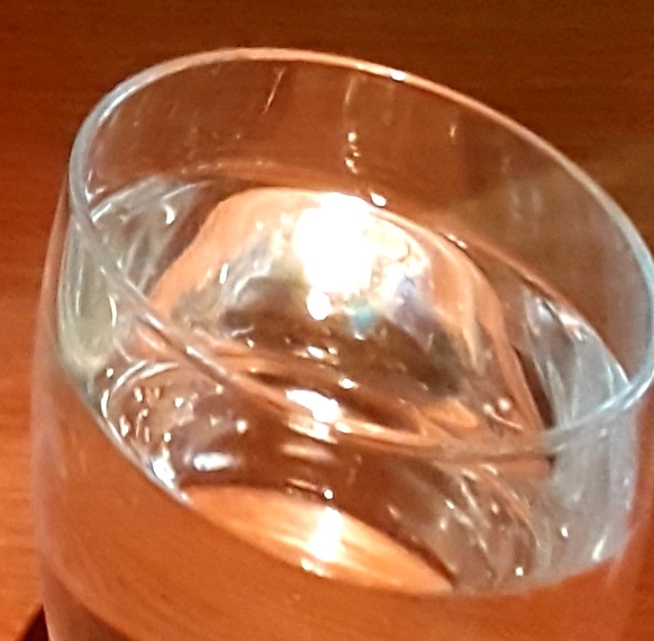 Detalle de un vaso con agua.