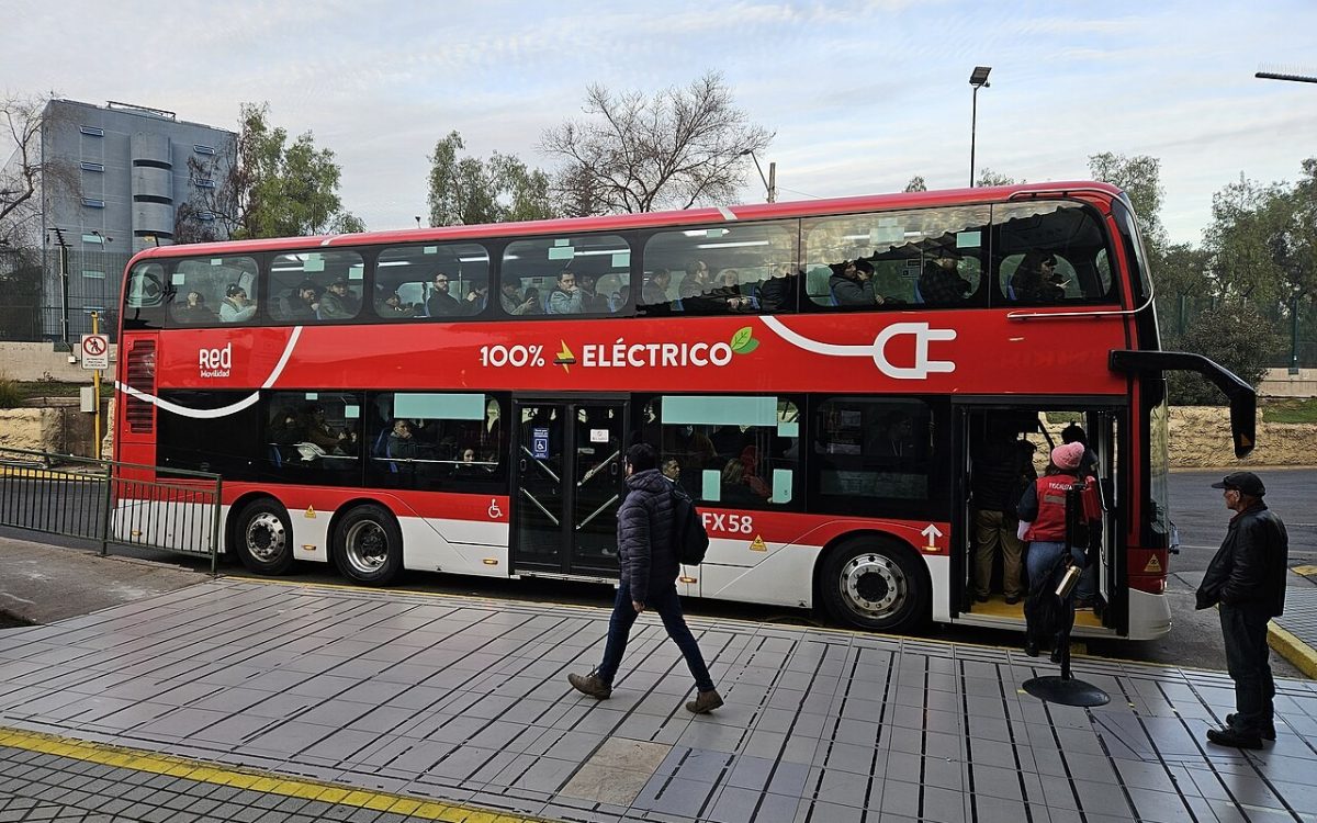 Bus eléctrico rojo en Santiago, Chile.