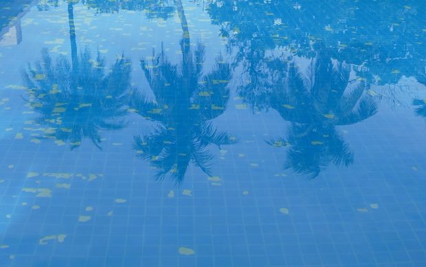 Piscina de un hotel en Tamil Nadu, India. Fotografía referencial.