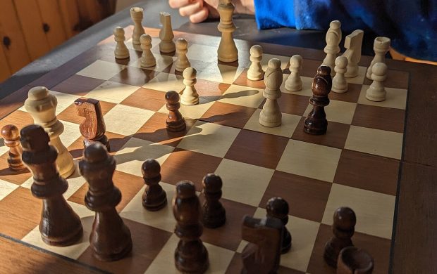 Tablero de ajedrez con sus piezas.