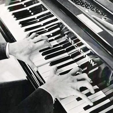 Manos del pianista Dinu Lipatti sobre el teclado. Fotografía de archivo.