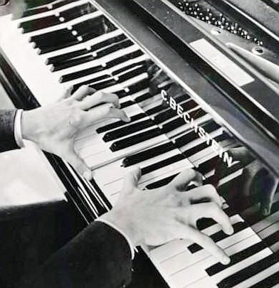 Manos del pianista Dinu Lipatti sobre el teclado. Fotografía de archivo.