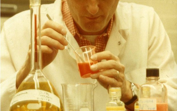 Investigador realizando trabajo de laboratorio. Fotografía histórica referencial.
