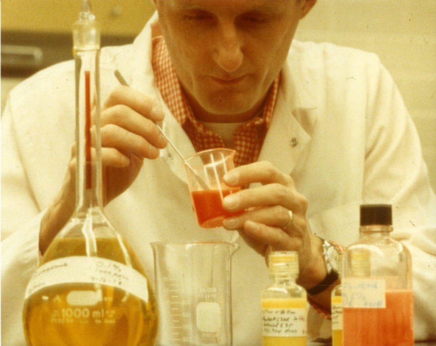 Investigador realizando trabajo de laboratorio. Fotografía histórica referencial.