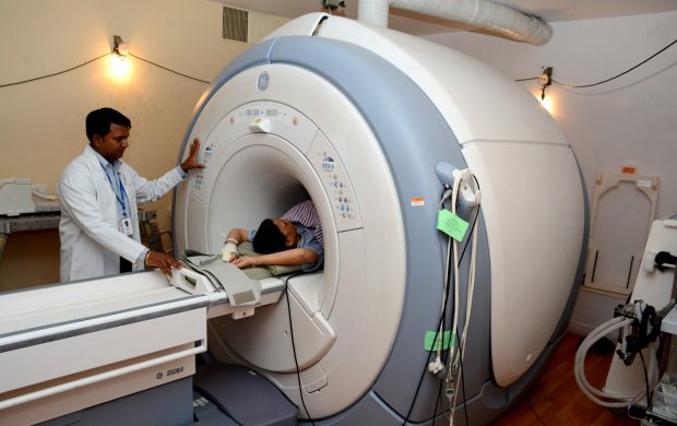 Equipo de resonancia magnética en un hospital. Fotografía referencial.