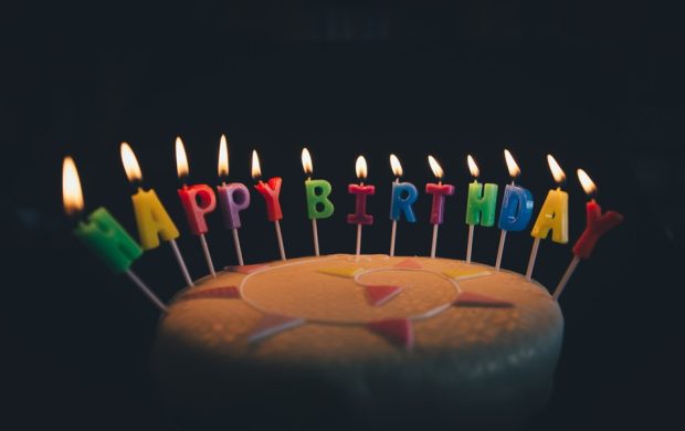Tarta de cumpleaños con velas. Imagen referencial; no corresponde al cumpleaños de Ethel Caterham.