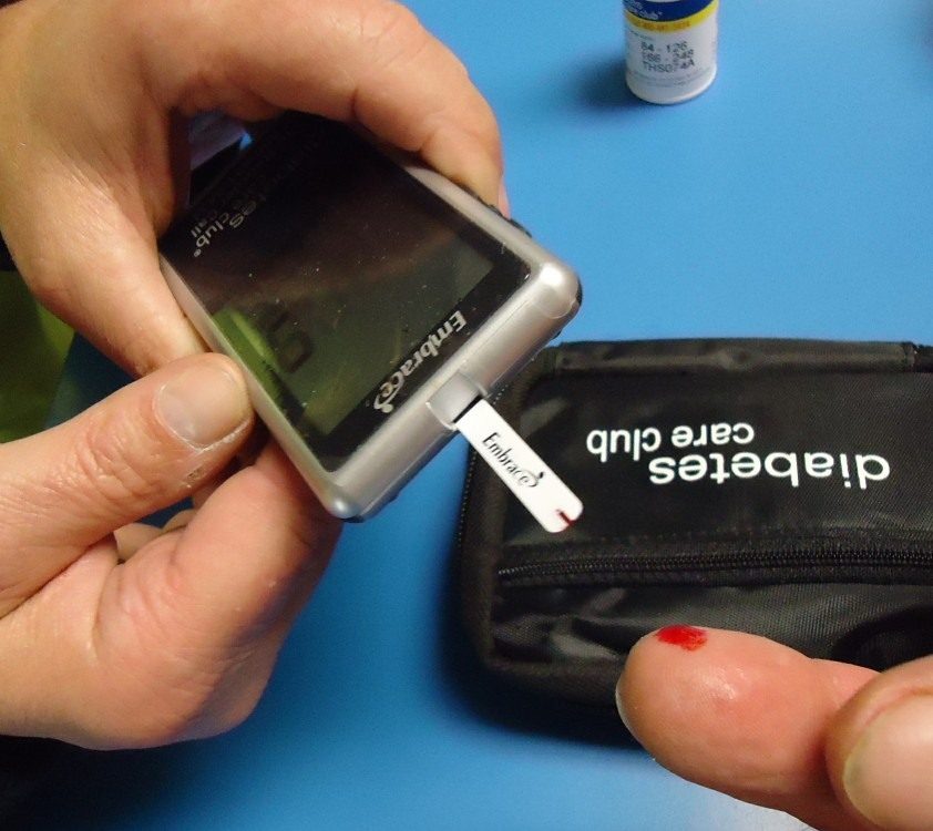 Medidor de glucosa para el control de la diabetes. Fotografía referencial.
