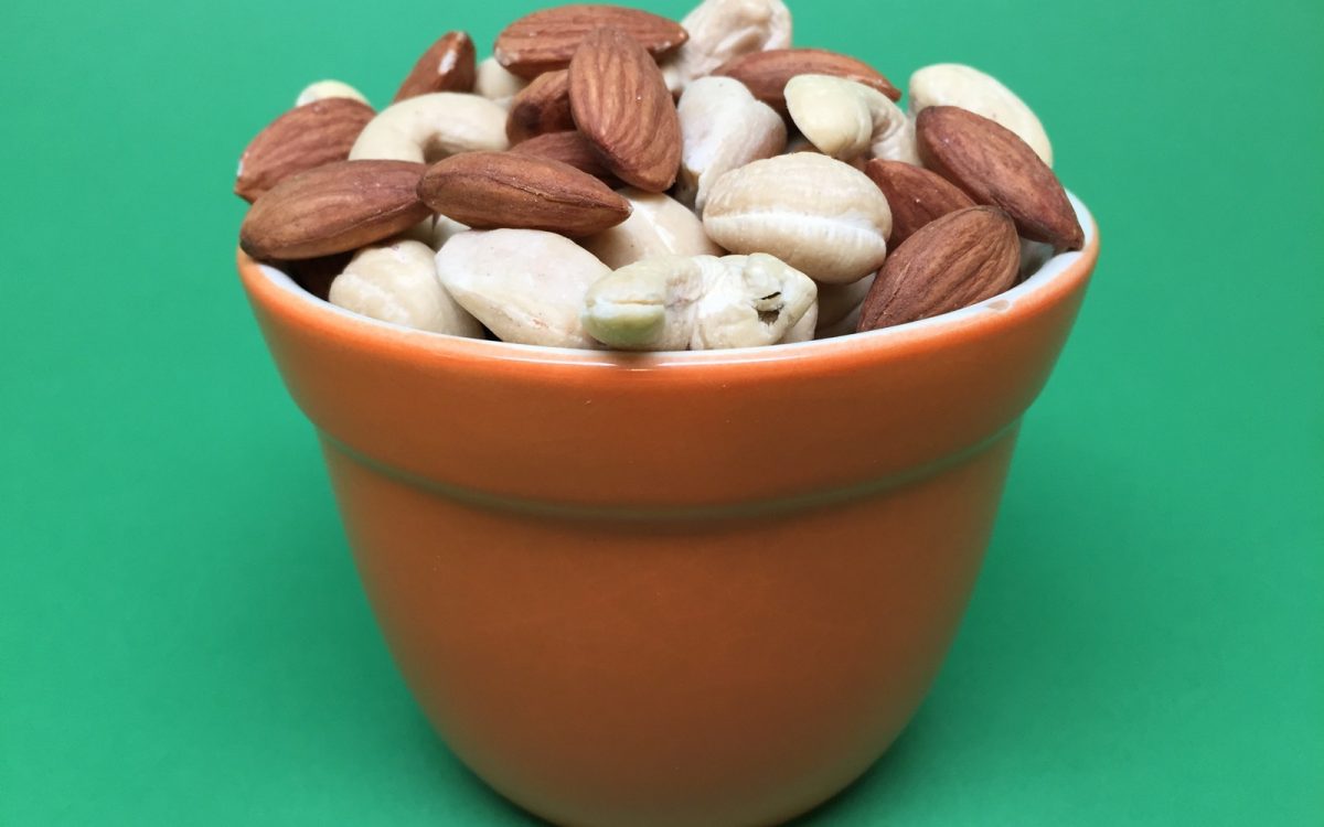 Cuenco con frutos secos variados.