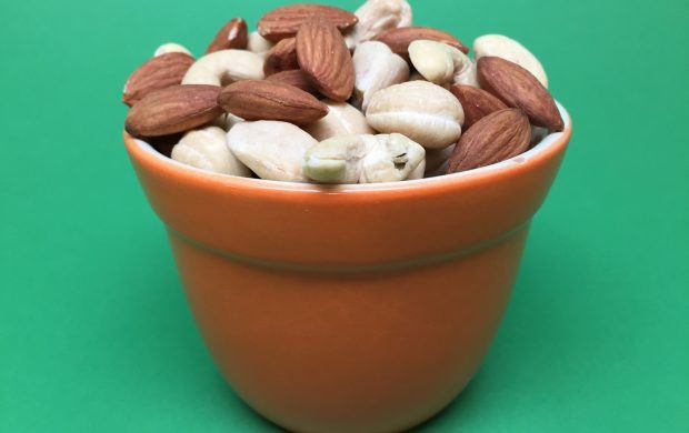 Cuenco con frutos secos variados.