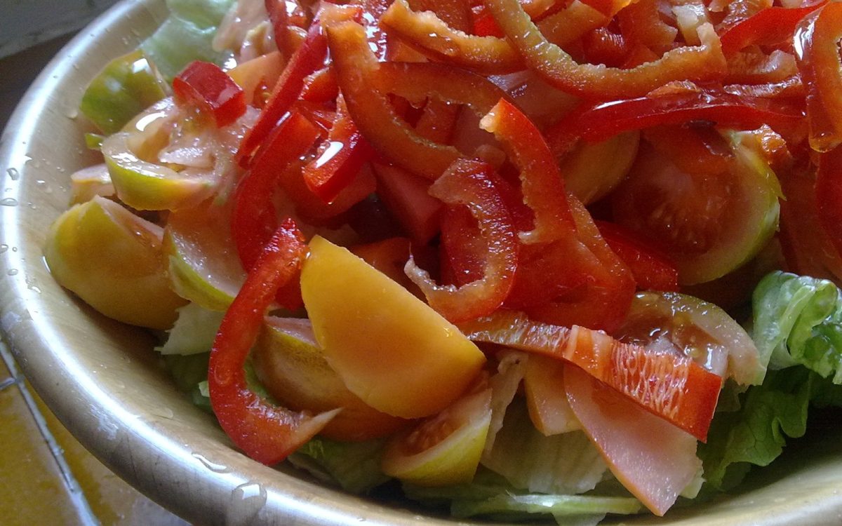 Ensalada con verduras de la alimentación mediterránea.