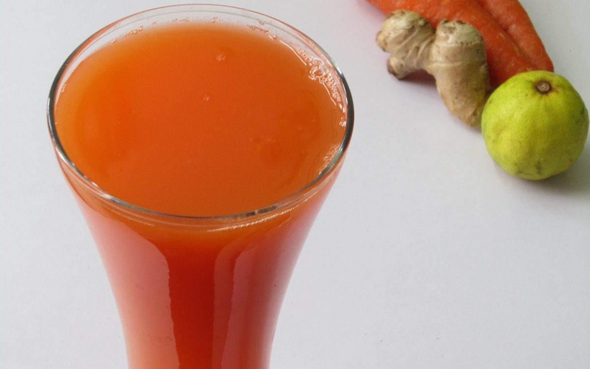 Vaso de jugo de zanahoria con jengibre y limón.
