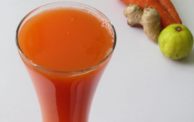 Vaso de jugo de zanahoria con jengibre y limón.