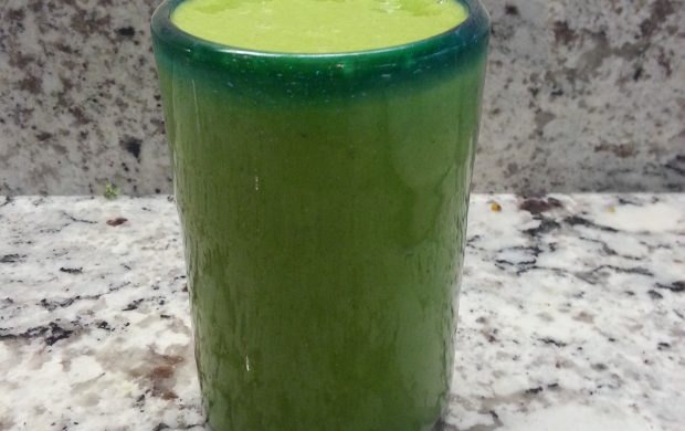 Vaso de batido verde. Fotografía referencial; no demuestra un efecto desintoxicante.