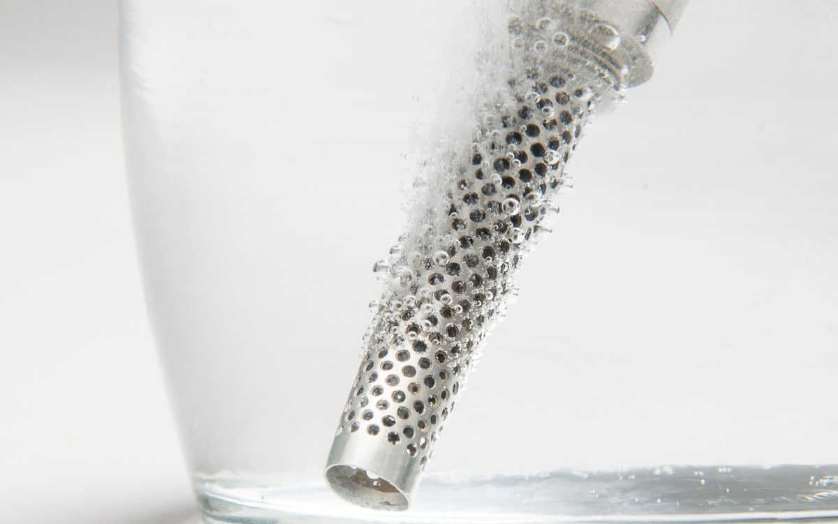 Dispositivo generador de ozono en agua. Imagen referencial; no demuestra eficacia médica.