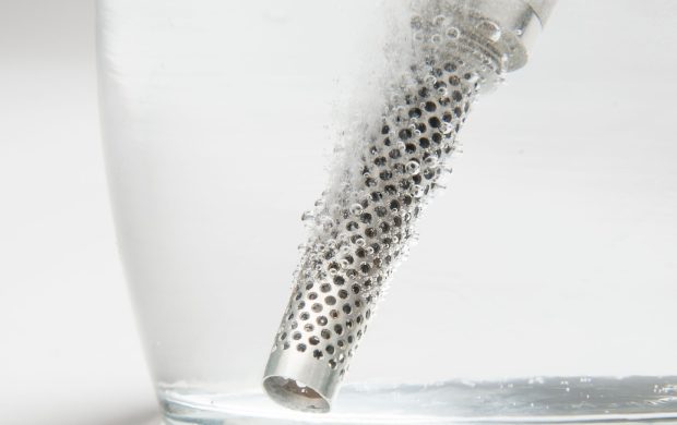 Dispositivo generador de ozono en agua. Imagen referencial; no demuestra eficacia médica.