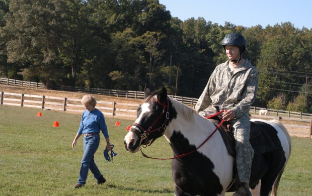 Actividad de equinoterapia de un programa del Ejército de Estados Unidos. Fotografía referencial.