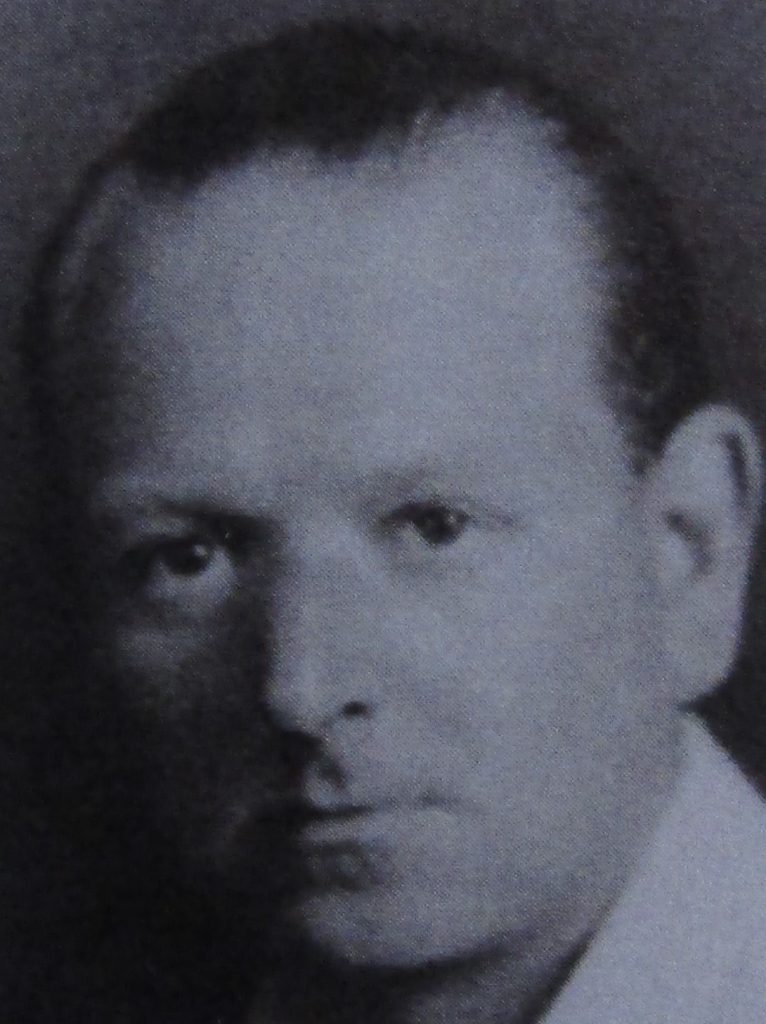 Retrato de Edward Bach reproducido en una placa conmemorativa.