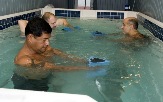 Ejercicios supervisados en piscina. Imagen referencial; no corresponde al ensayo clínico citado.
